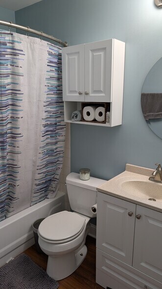 Hall Bathroom - 2253 Petworth Ct