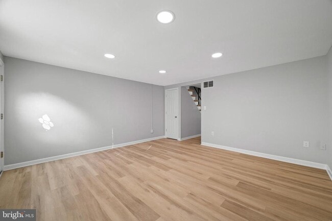 Building Photo - 817 5th St