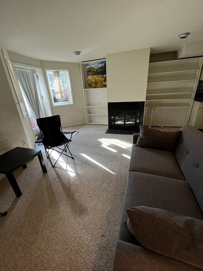 Building Photo - 504 E St NE