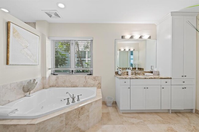 Building Photo - 122 NE 16th Terrace