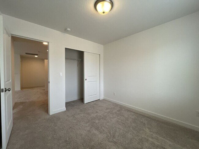 Building Photo - Stunning 3 Bedroom with Bonus Room | Solar Panels, Stainless Steel Appliances & Fenced Backyard