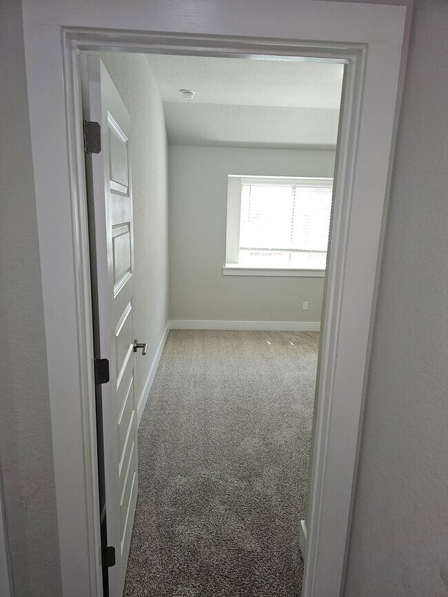 Building Photo - $500 discount for Lease signed in June!