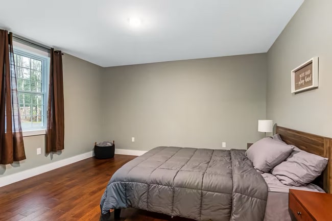 Building Photo - 4 Bedroom in Waterbury, VT Available on 7/1 (Furnished + Utilities included)