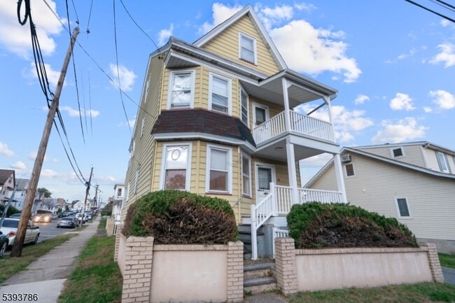 Primary Photo - 76 Planten Ave