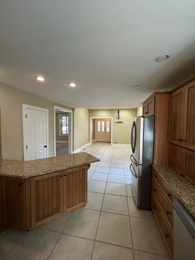 Building Photo - Beautiful, Large 4 Bedroom 1.5 Bath Home in Lancaster with Yard!