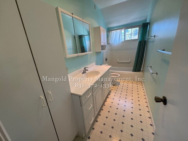 Building Photo - 4 Bedroom Ocean View Home with Private Balcony & Deck