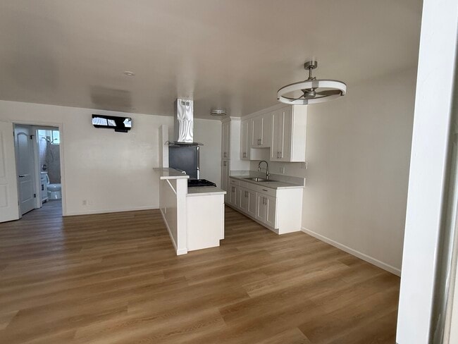 Building Photo - 423 S Sherbourne
