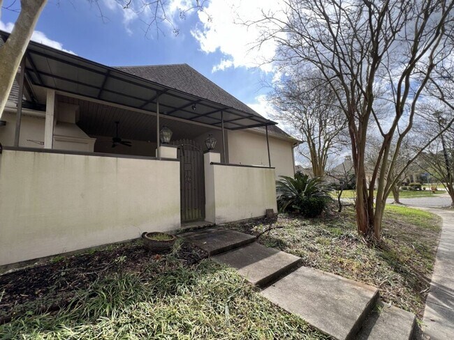 Building Photo - Elegant Two-Story Home with Outdoor Kitchen in Desirable Shadows Lake