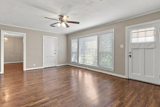 Building Photo - "Adorable 2-Bedroom, 1-Bath in Home with Beautiful Oak Floors, Spacious Yard and Lawn Service Inc...