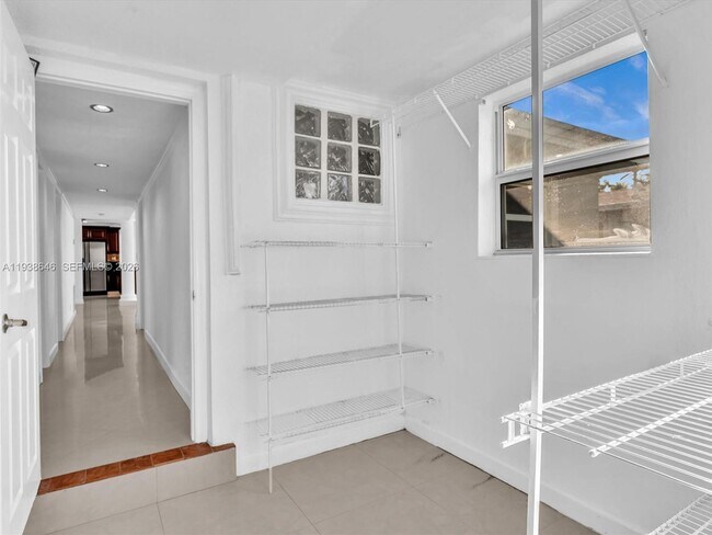 Building Photo - 4416 SW 35th Ave