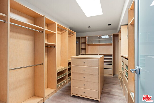 Building Photo - 8020 Zeus Dr