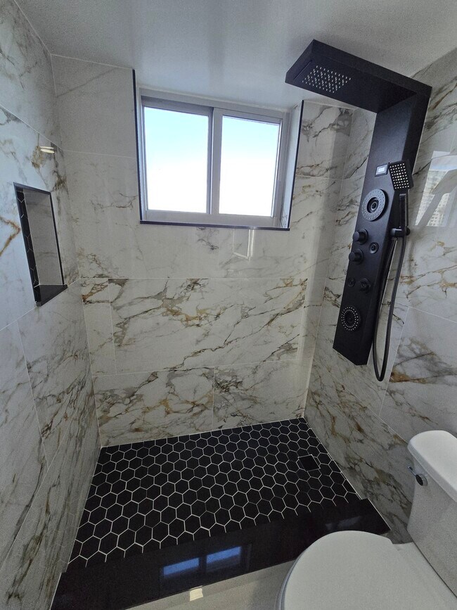 Building Photo - 1700 NW North River Dr