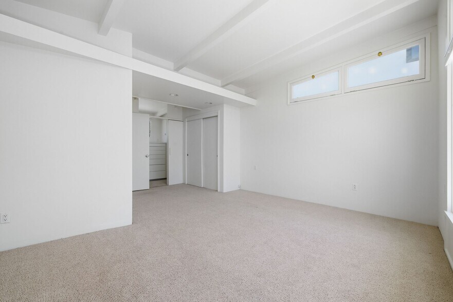 Building Photo - 1210 W Oceanfront