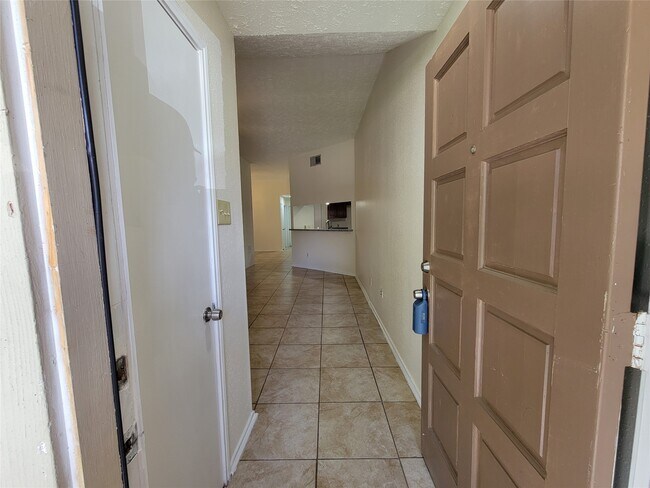 Building Photo - 2034 Village Park Dr