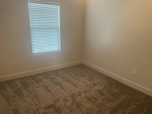Building Photo - 3 bed | 2.5 bath | 2-car Townhome with Was...