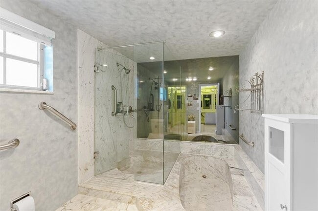 Building Photo - 3015 N Palm Aire Dr