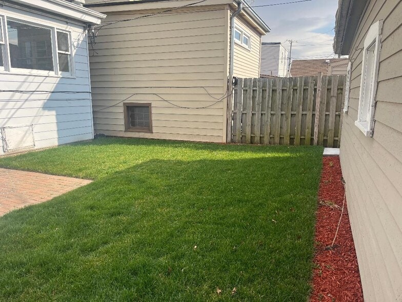 Building Photo - 5530 N Mango Ave