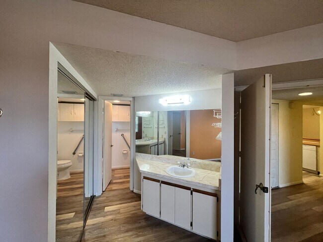 Building Photo - 945 Sonesta Ave NE