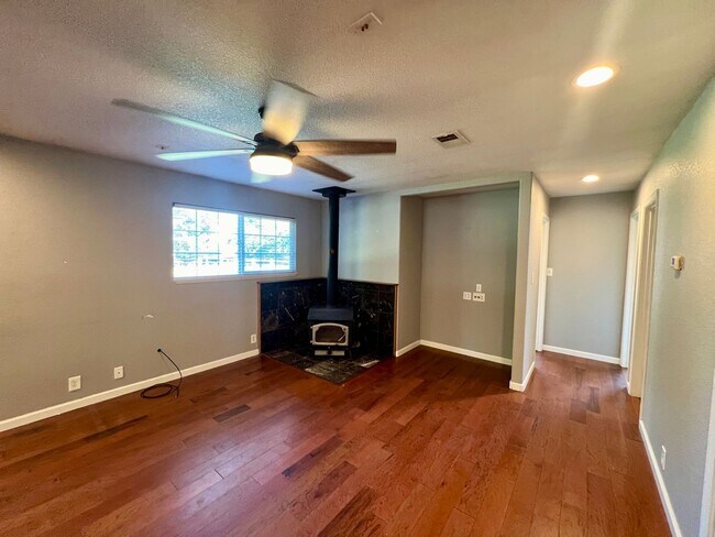 Building Photo - Well maintained single story on over half an acre lot!