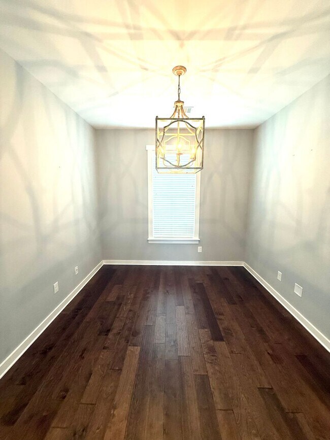 Building Photo - ** 4 Bed 2.5 Bath Located beside Park Cros...