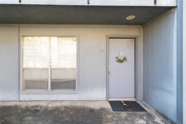 Building Photo - 6202 Skyline Dr