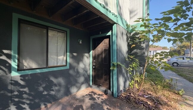 Building Photo - First floor 2/1 Available for Move in! Affordable and Conveniently Located!