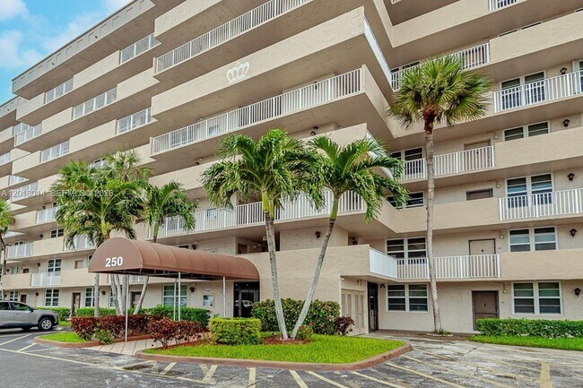 Building Photo - 250 Jacaranda Dr
