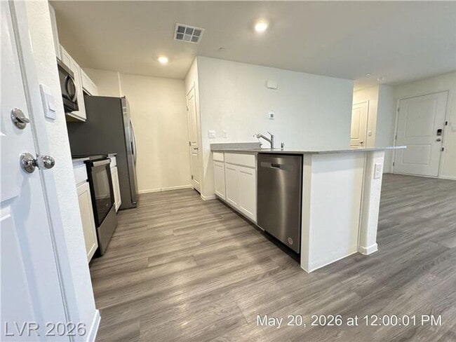 Building Photo - Beautiful Townhome with Quartz Counters & Private Setting in Southwest Las Vegas