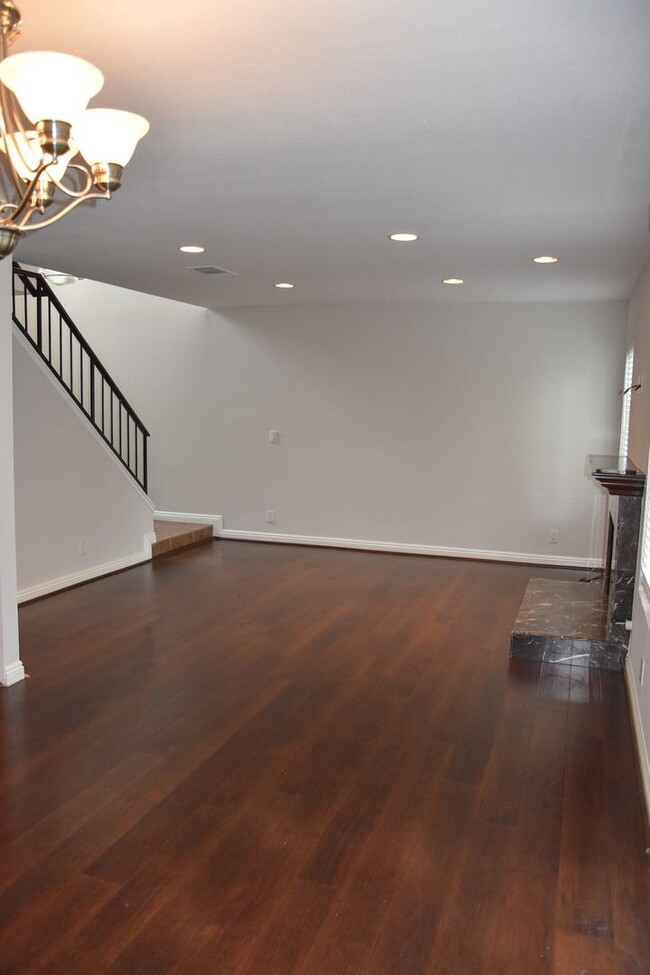 Building Photo - 3 Bedroom 2.5 Bath Hampton Court Condo Nea...