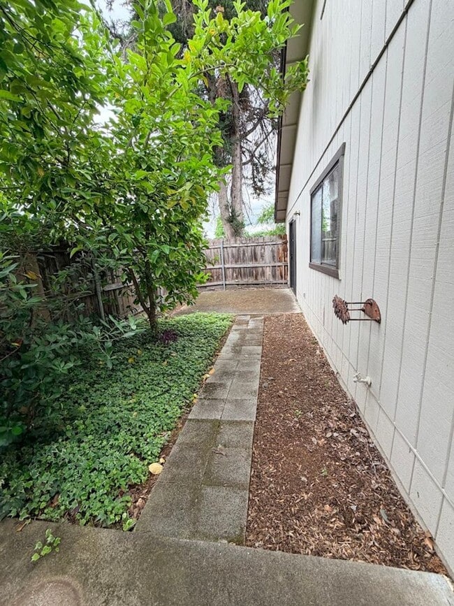 Building Photo - Beautiful 55+ home in Paris Park!