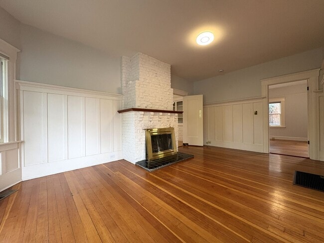 Building Photo - Charming Craftsman Style Home for Rent in ...