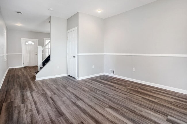 Building Photo - Spacious Two Bed Available July 10th! Central Air, Dishwasher, Laundry, Off Street Parking!