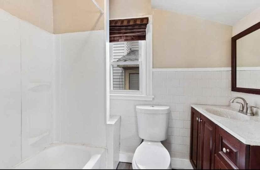 Bathroom - 23 Rockland St