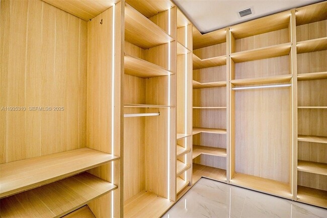 Building Photo - 700 NE 24th St