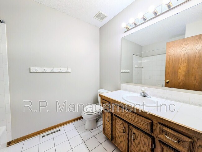 Building Photo - 940 Jefferson Ln