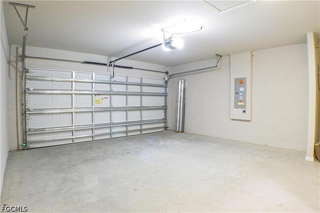 Building Photo - 44229 Saddlewood Ct