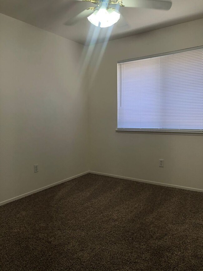 Building Photo - Love where you live - 2 weeks free rent! Beautiful home in Turlock