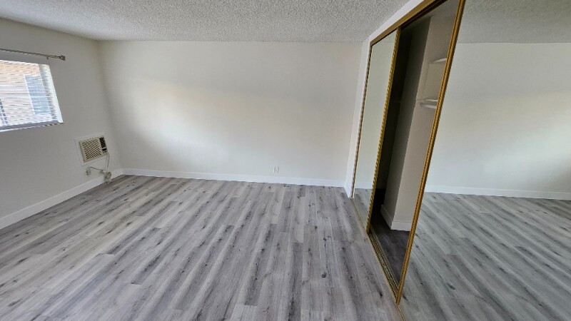 Building Photo - 2130 Beachwood Dr