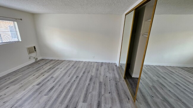 Building Photo - 2130 Beachwood Dr