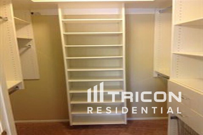 Building Photo - 3224 N Woodburne Dr