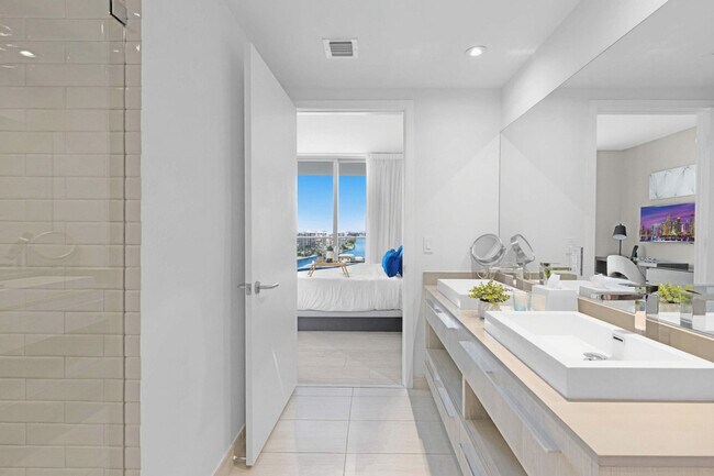 Building Photo - 4010 S Ocean Dr