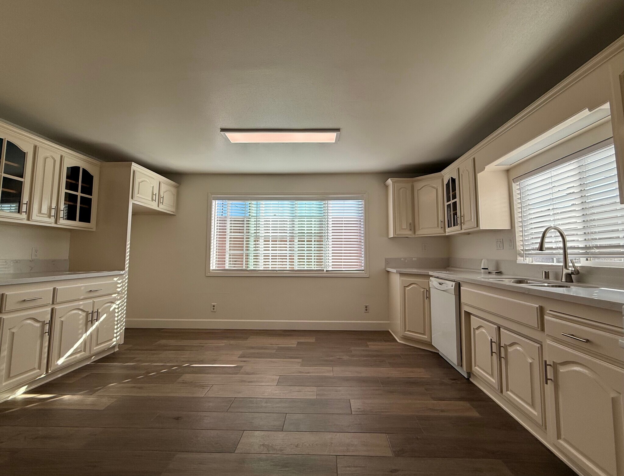 Building Photo - 15510 Oakbury Dr