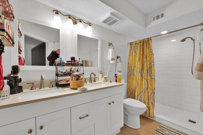 Building Photo - 12017 Villanova Dr