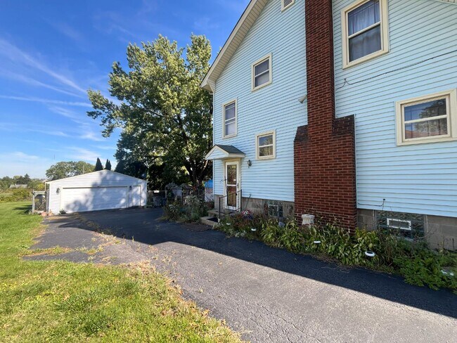 Building Photo - 354 E Indianola Ave