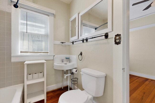 Building Photo - Downtown BUNGALOW 2 Bedroom 1 Bath
