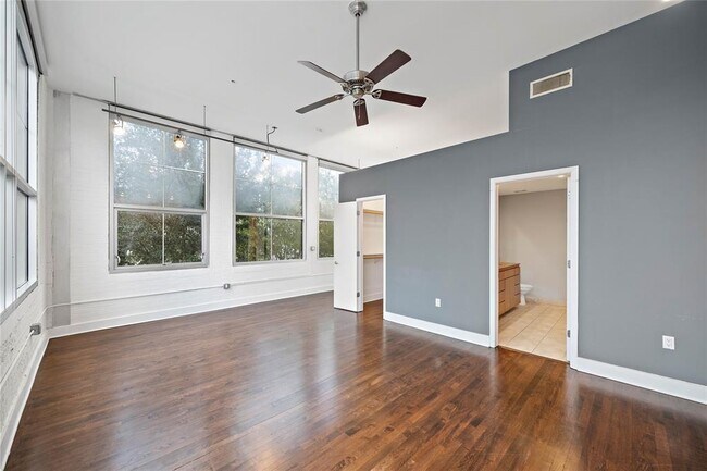 Building Photo - 1312 Live Oak St