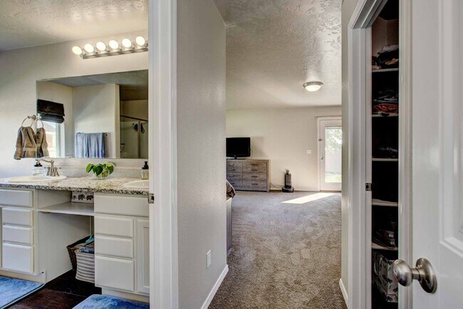 Building Photo - Beautiful 6 bed 2.5 bath home located in t...