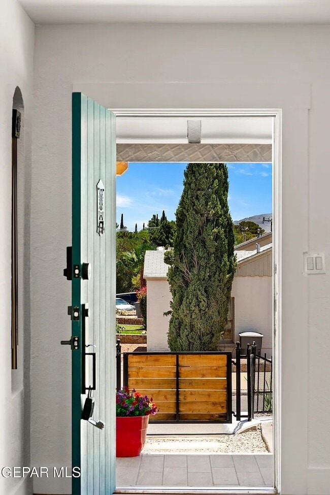 Building Photo - 721 Mesita Dr