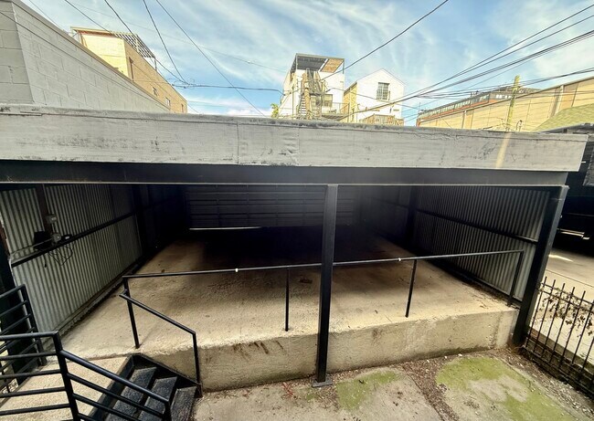 Building Photo - 2416 W Thomas St