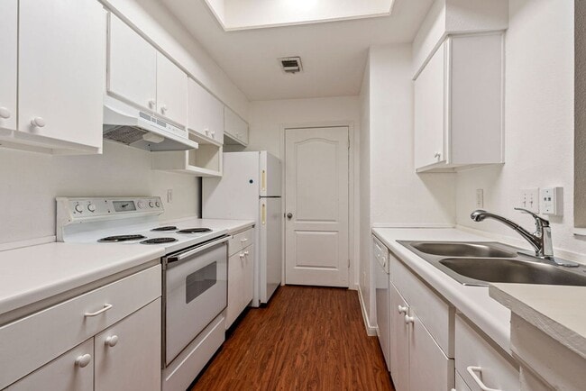 Building Photo - Amazing 1 bedroom, 1 bathroom Condo in Montevista!